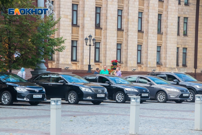 С барского плеча: областные чиновники отдали свои старые иномарки россошанским коллегам