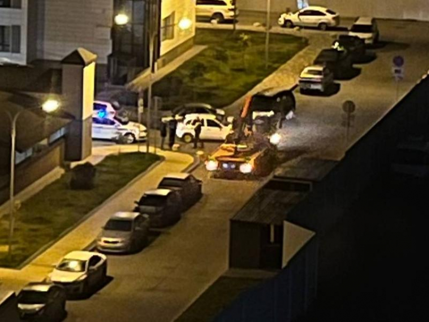 "Возили всю ночь": машины массово эвакуировали из двора воронежского ЖК