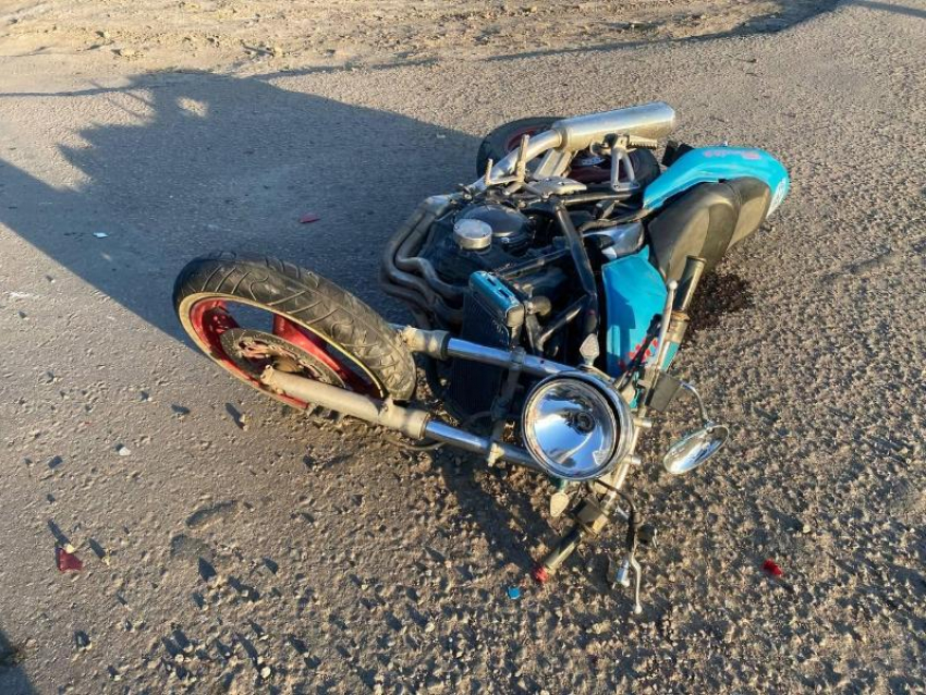 Два человека пострадали в аварии с мотоциклом и легковушкой в воронежском селе
