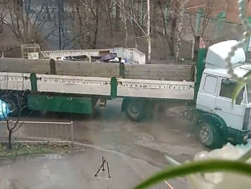 В Воронеже целеустремленность фуры попала на видео
