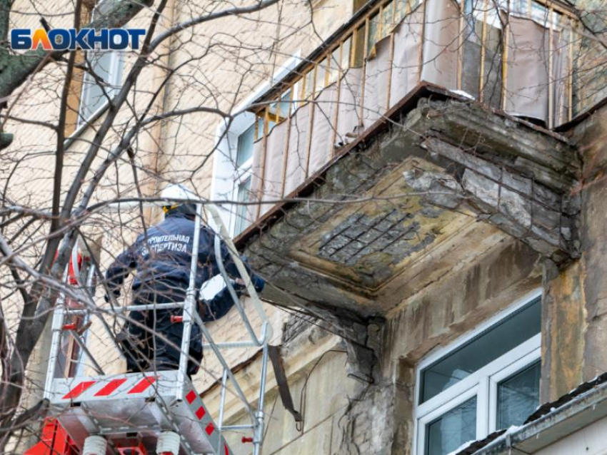 Дом с падающими балконами в Воронеже обезбалконят окончательно 