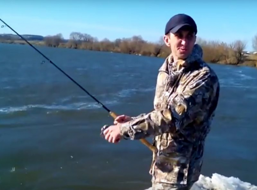 «Блесну утягивает аж до Семилук!» - в Воронеже на видео попал один из первых весенних рыбаков