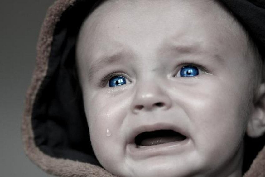Ребенка, которого чуть не зарубили топором, нашли на лестничной клетке в Воронеже