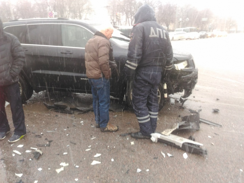 В самом центре Воронежа лихач на «Jeep» без номеров устроил ДТП