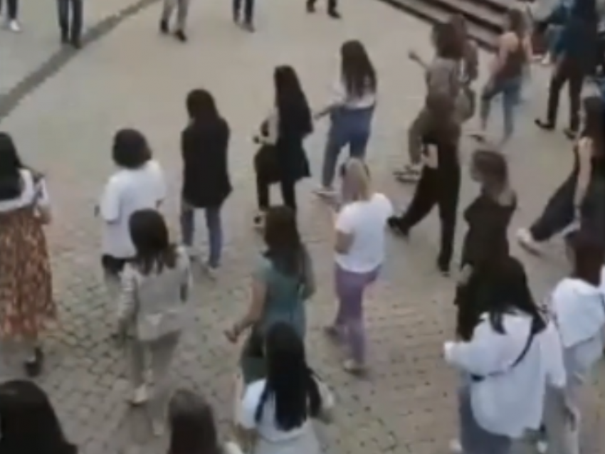 Массовые танцы в воронежском парке сняли на видео 
