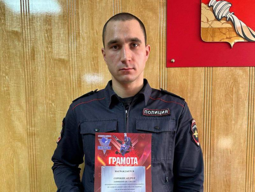 Полицейский из Воронежа преподал оппонентам урок по универсальному бою 