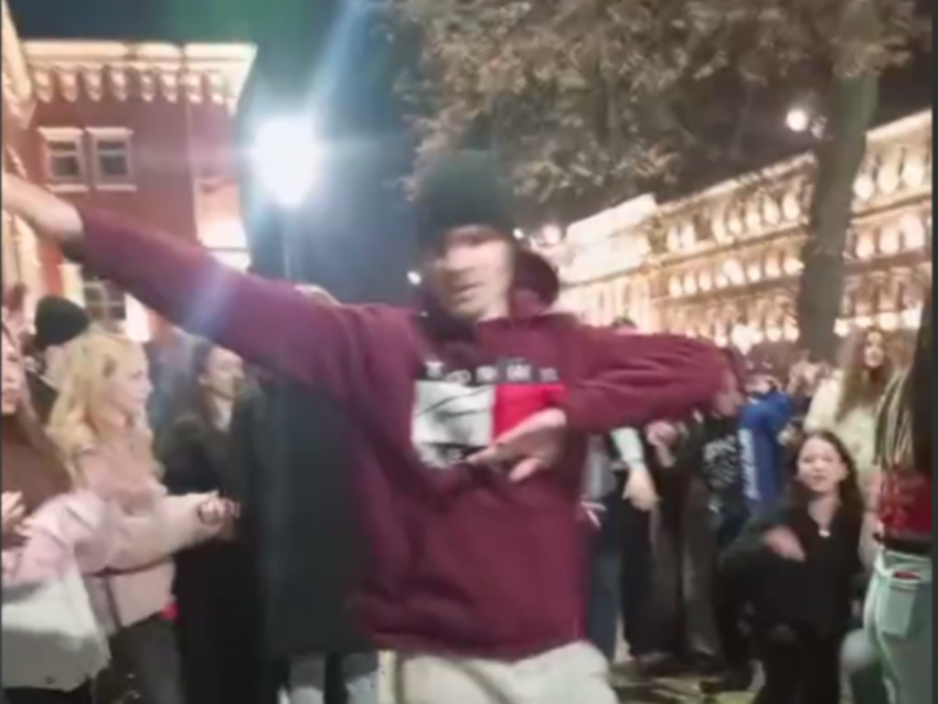 Лезгинка и хороводы: Воронеж снова вышел танцевать на улицу