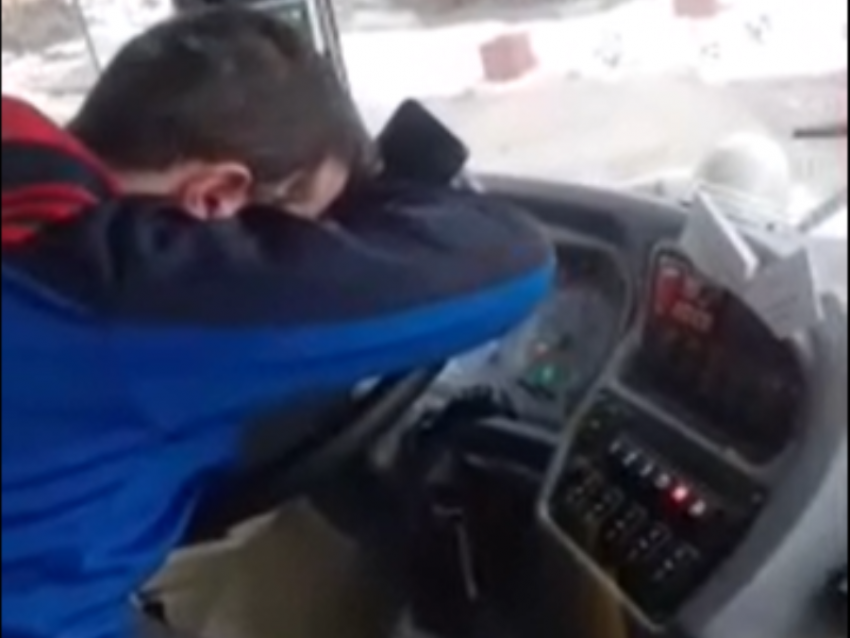 Спящего маршрутчика и его друга сняли в странных позах в воронежском автобусе 