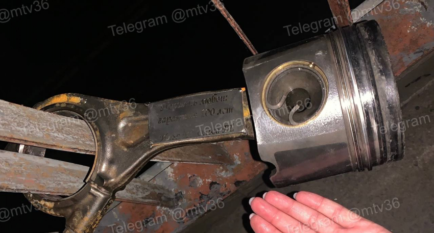 Необычный знак очень крепкой любви повесили молодожены в Воронеже