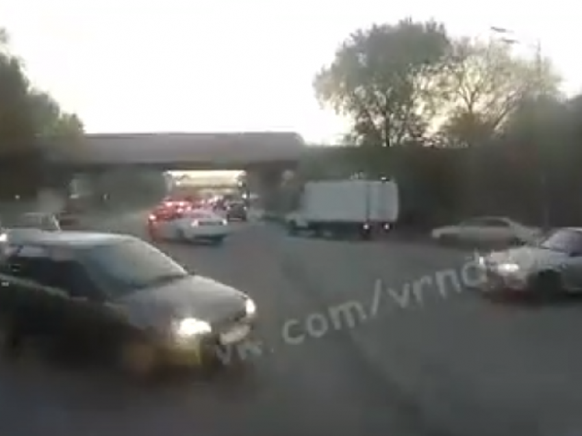 Отчаянный маневр показал водитель-камикадзе на дороге в Воронеже