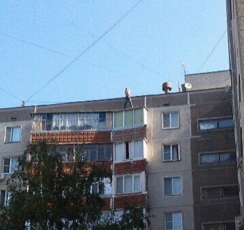 В Воронеже чуть не спрыгнувший с 9 этажа мужчина порезал себе вены