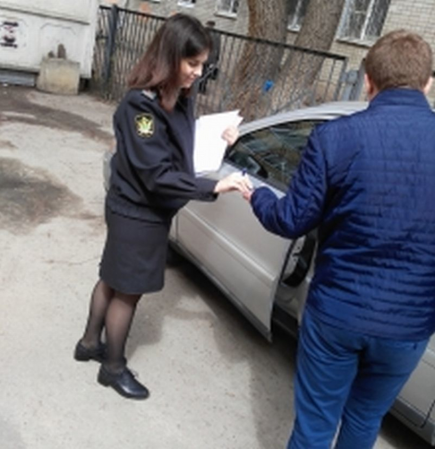 У воронежского должника приставы забрали иномарку прямо у себя на приеме