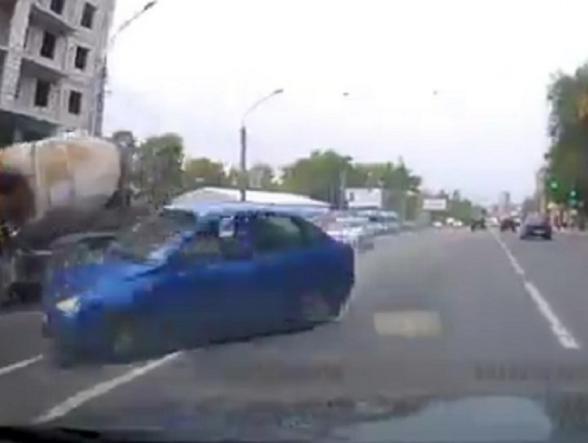Безумный занос «Лады» на дороге в Воронеже попал на видео