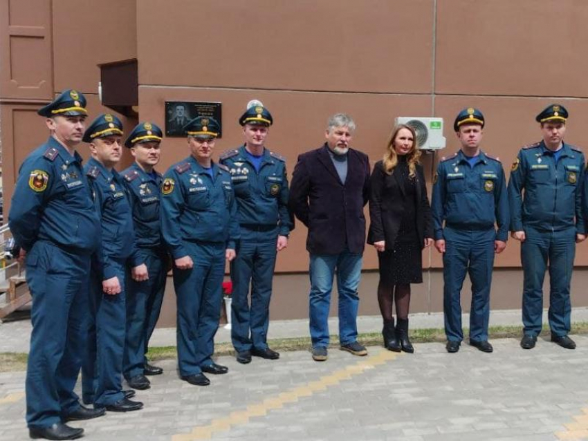 Памятную доску в честь героически погибшего пожарного открыли в Воронеже