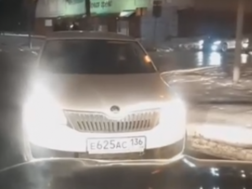 Принципиальность девушки на дороге сняли от первого лица в Воронеже 