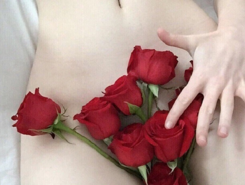 Обнаженная жительница Воронежа прикрыла розами свое самое дорогое на провокационном фото 