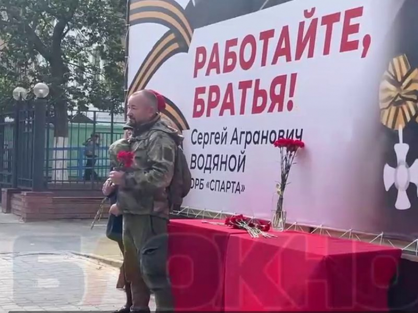 Телеведущий Артем Шейнин трогательно почтил память защитника Донбасса в Воронеже