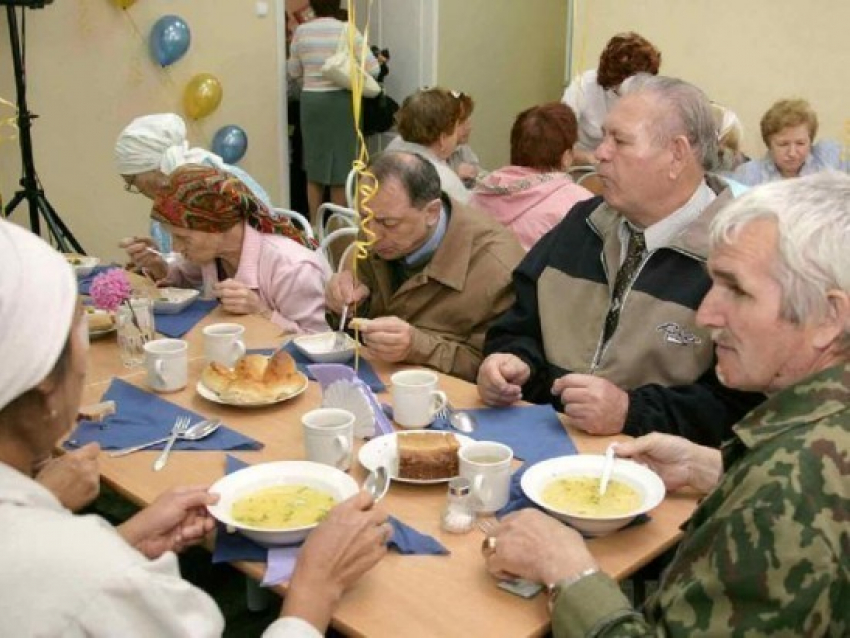 Обеды старикам. Благотворительные обеды для пенсионеров. Обед пожилого человека. Обед пенсионера. Обеды в социальной столовой.