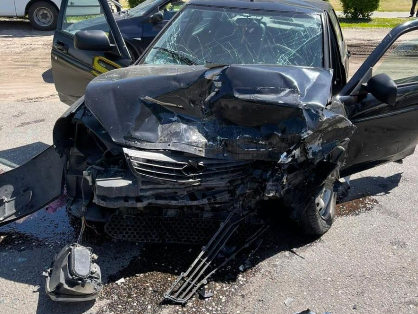 Три человека пострадали в жесткой «лобовой» аварии в Воронеже