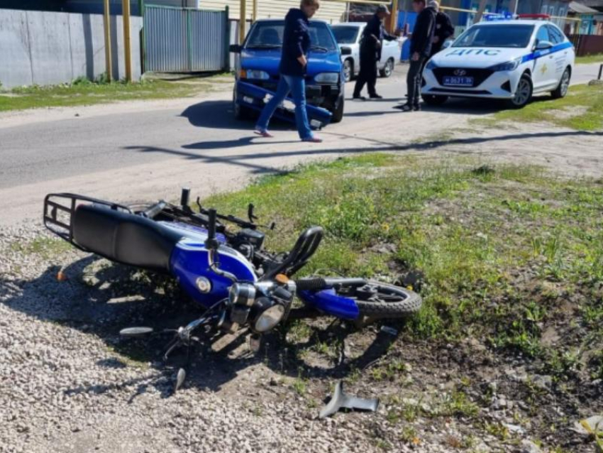 В воронежском селе автомобилист не уступил дорогу мопеду и отправил двух подростков в больницу