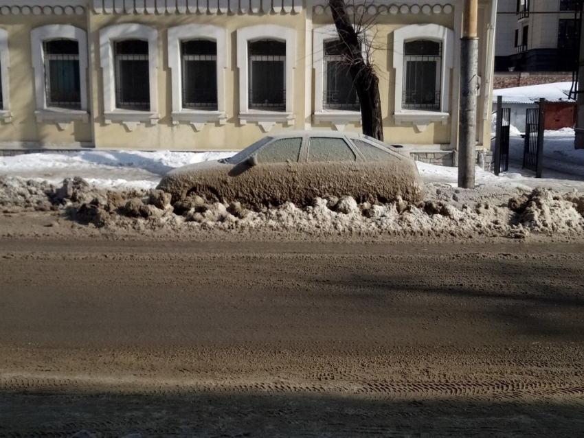 В центре Воронежа ВАЗ покрылся льдом и вмерз в асфальт 
