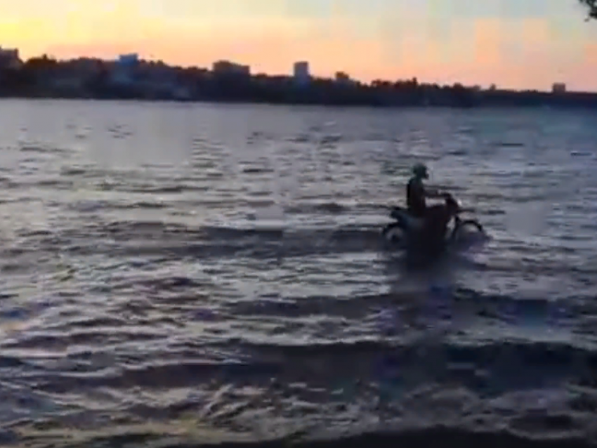Мотоцикл-амфибию показали на Воронежском водохранилище