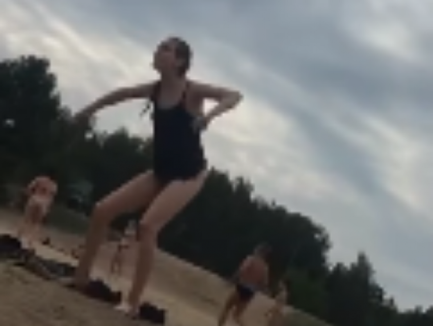 Безумный танец в купальнике сняли на пляже в Воронеже