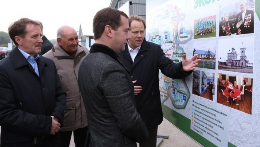 Дмитрий Медведев посмотрел в Воронежской области на управляемое стадо коров и самоходных роботов