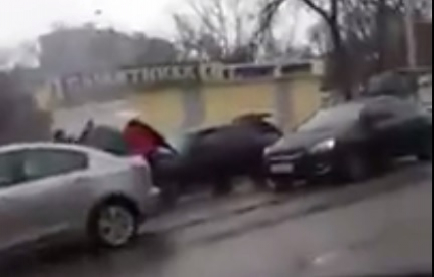 Полыхающая машина на улице Димитрова в Воронеже попала на видео