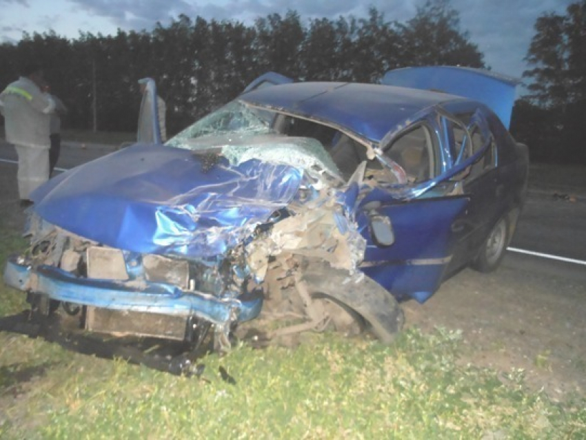 Легковушка лоб в лоб столкнулась с фурой в Воронежской области