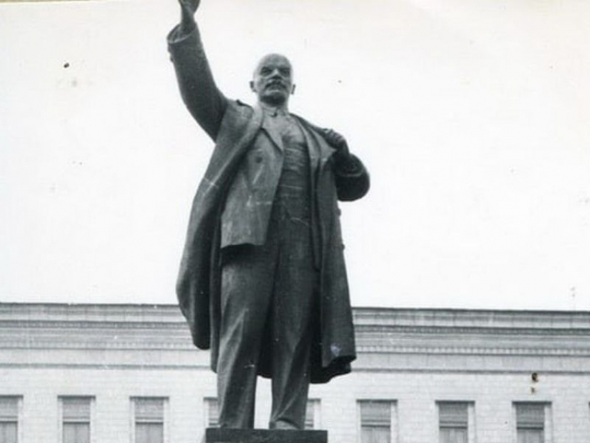 Как казак 33 года назад расстреливал из гранатомета памятник Ленину в центре Воронежа