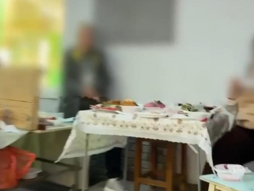 Вечеринку у «Пятерочки» с водочкой и селедочкой показали на видео в Воронеже