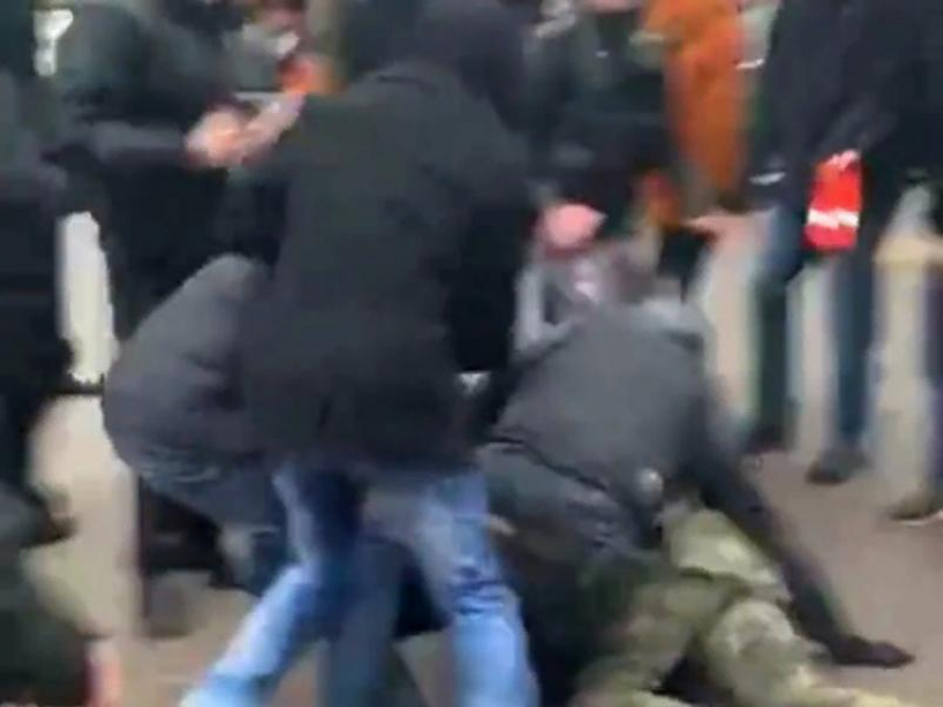 Протестующие отбили задержанного у полиции в Воронеже