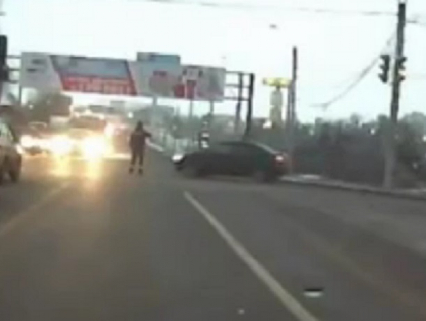 Глупое ДТП на глазах у полицейского в Воронеже сняли на видео