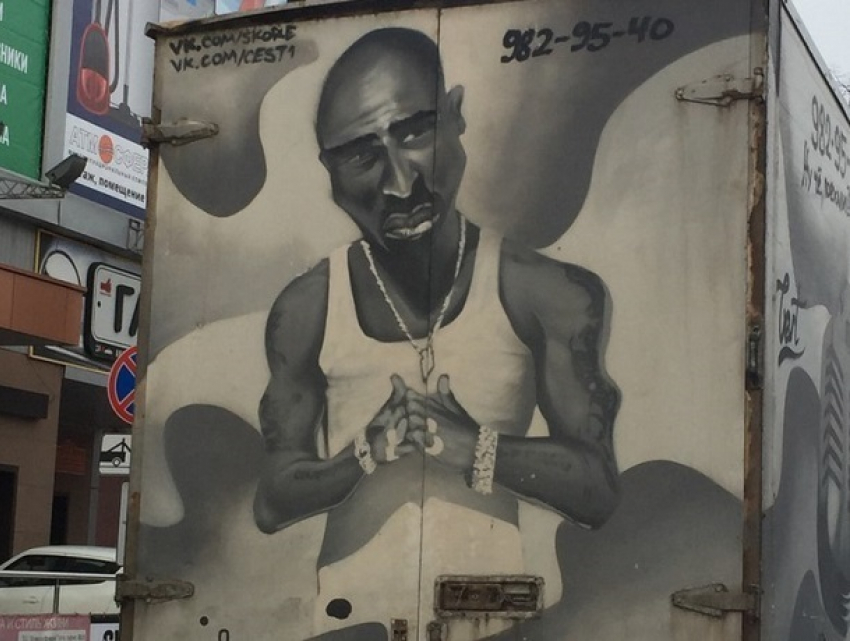 Потрясающий грязевой рисунок 2Pac сняли на грузовике в Воронеже  