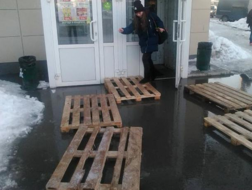 Переправу у супермаркета в Воронеже сравнили с Крымским мостом 