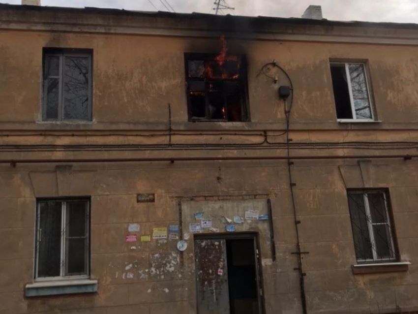 Опубликовано фото пожара из-за деревянной лестницы в Воронеже
