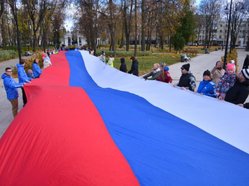 Огромный флаг развернули в Воронеже 