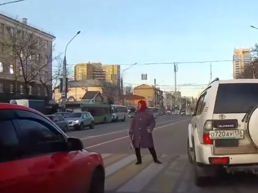 Нелепое бесстрашие пенсионерки сняли на пешеходном переходе в Воронеже