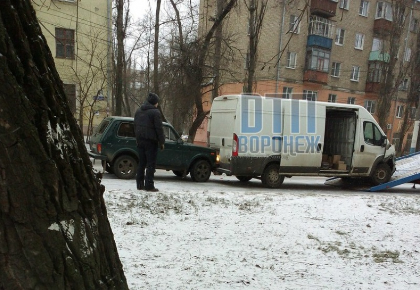 В Воронеже «Нива» протаранила Peugeot во время эвакуации