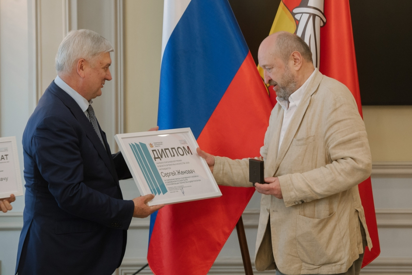 Платоновскую премию вручил известному режиссеру Женовачу губернатор Воронежской области
