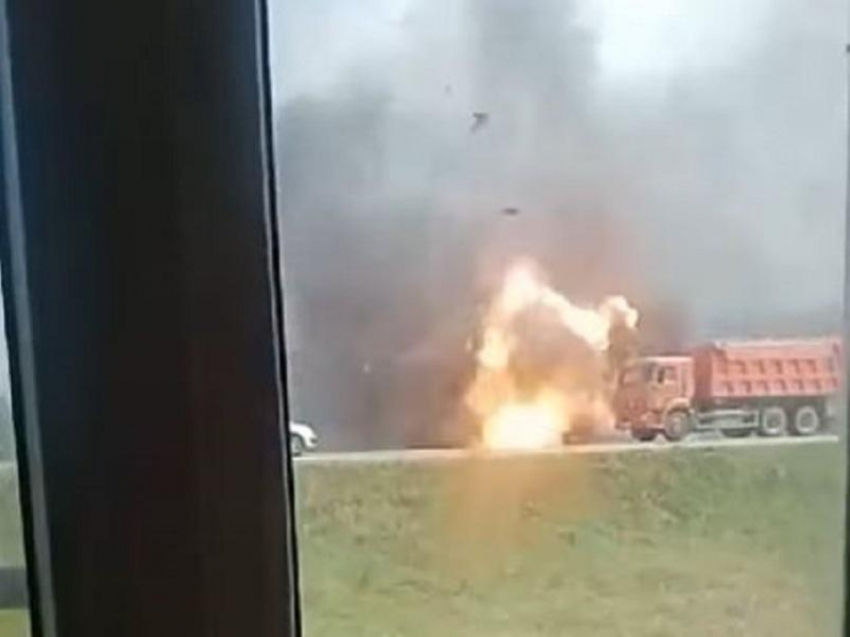 Взрыв на месте аварии с военными попал на видео в Воронежской области