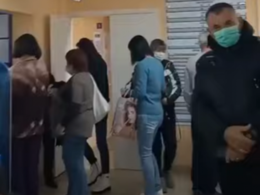 «Все стоят в одной очереди»: огромная толпа попала на видео у воронежской поликлиники 