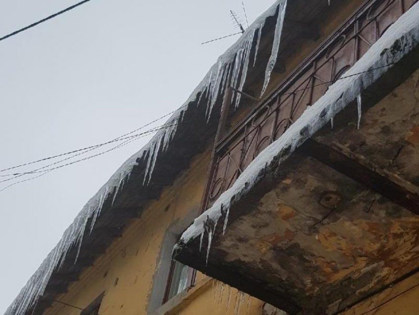 Сосулечная угроза напугала жителей в центре Воронежа