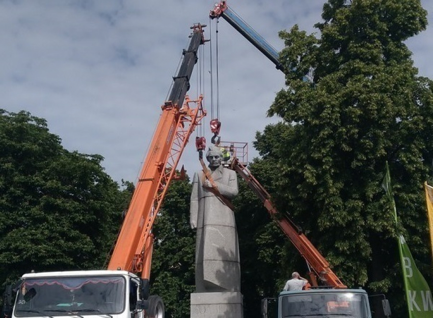 Воронежцы сфотографировали демонтаж памятника Кольцову в центре города 