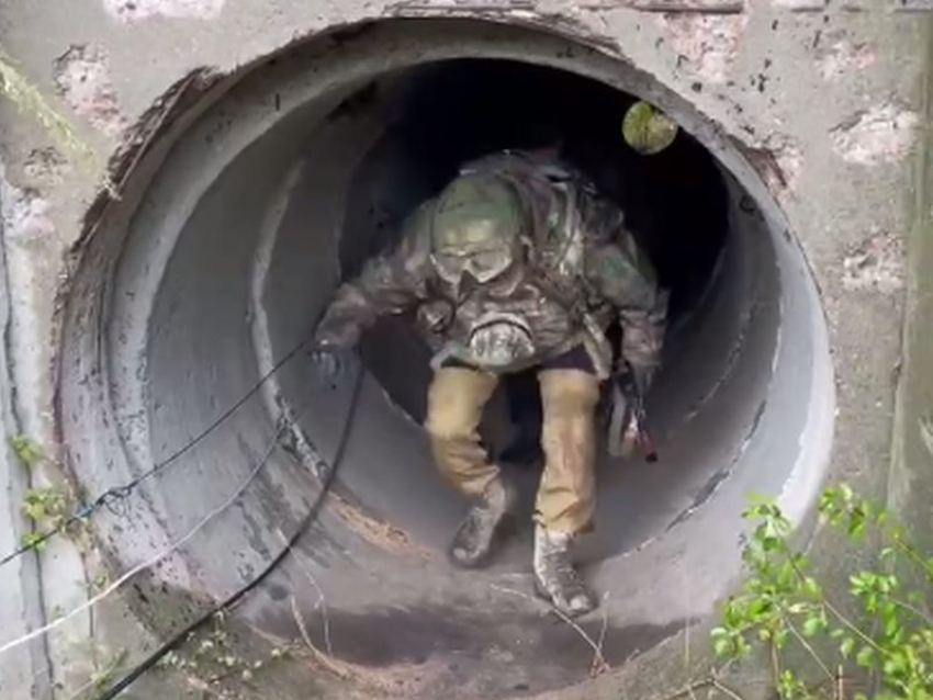 В бетонной трубе и с автоматом заметили депутата Госдумы, родившегося в Воронеже