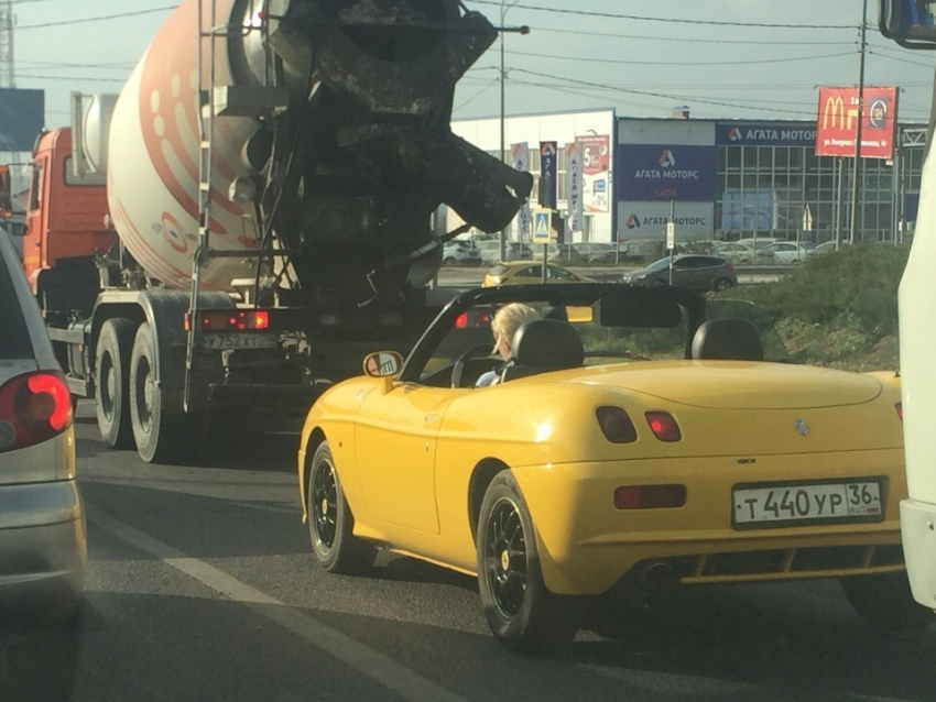 Блондинку за рулем лже Ferrari сняли на дороге в Воронеже