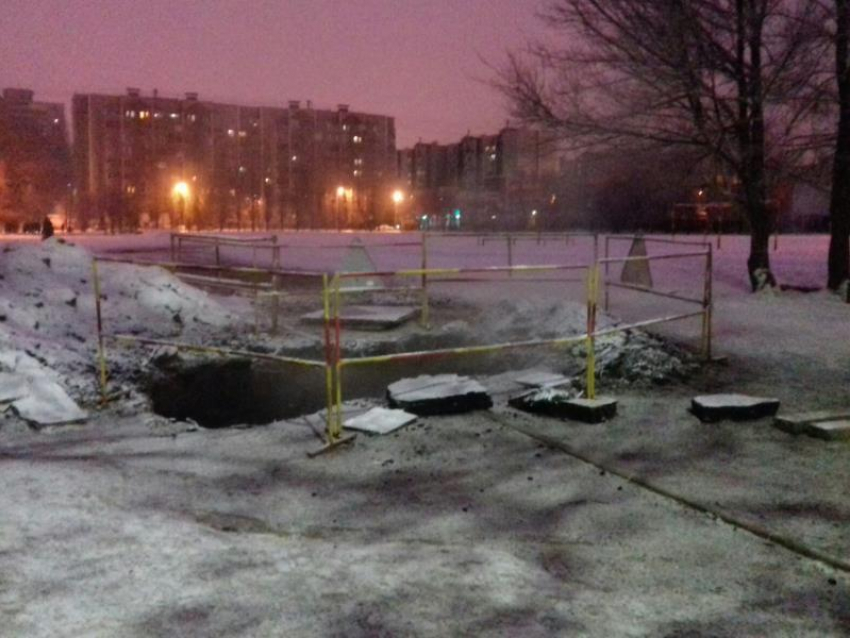 Опасную яму с горячей водой обнаружили у школы в Воронеже 