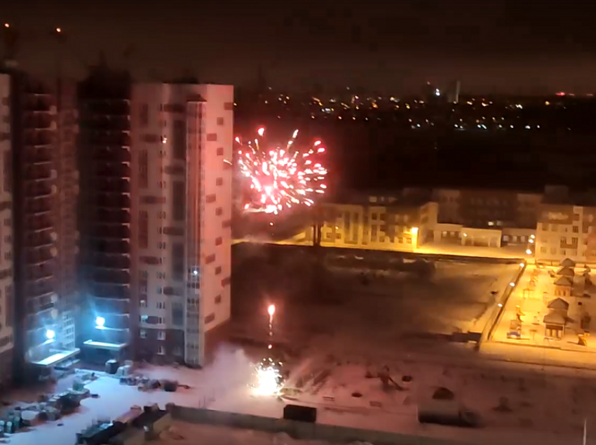 Громкие залпы десятков салютов сняли с высоты на видео в Воронеже
