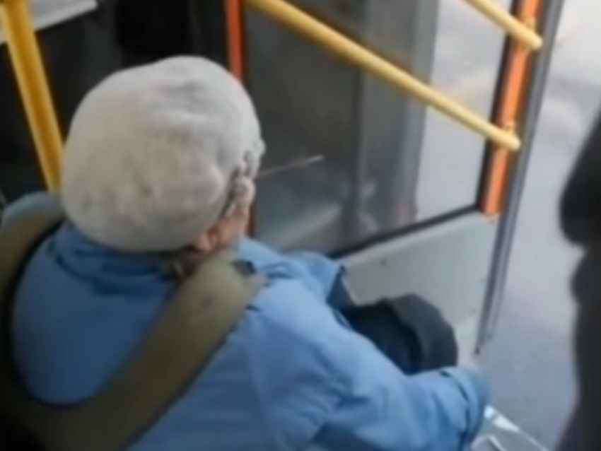 Пенсионерке пришлось сесть на ступеньки в переполненном воронежском автобусе